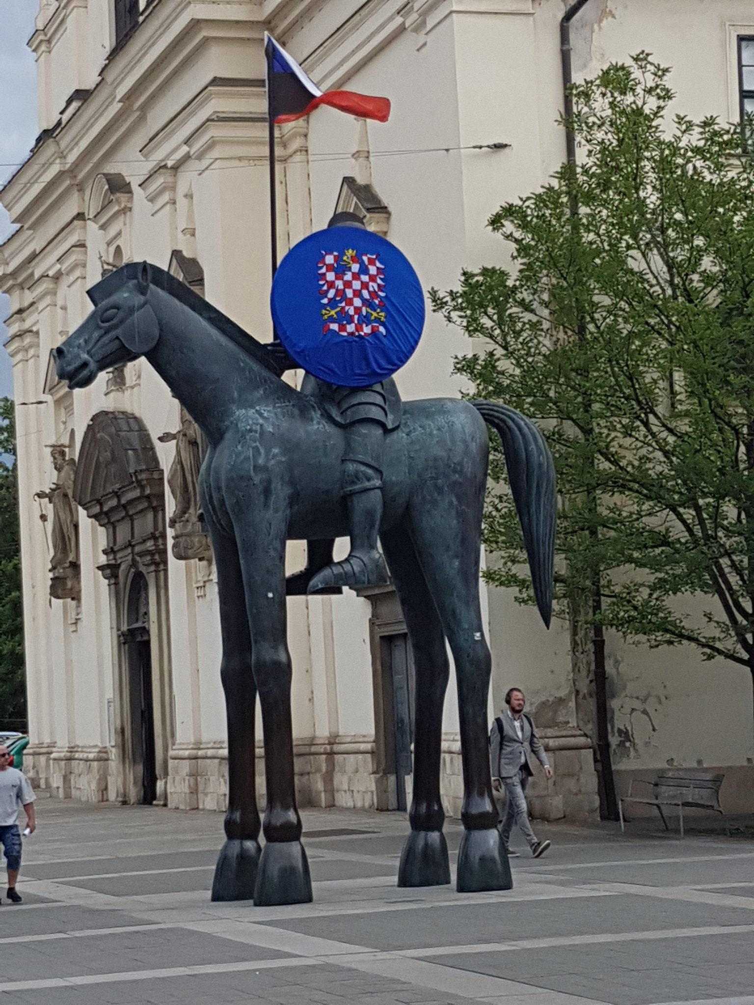 Jošt Moravský 12.7.2022 krátce před odstraněním moravského znaku a státní vlajky brněnskou radnicí